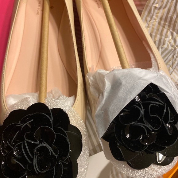NWT in box Kate spade flats. Never worn. - Picture 2 of 8